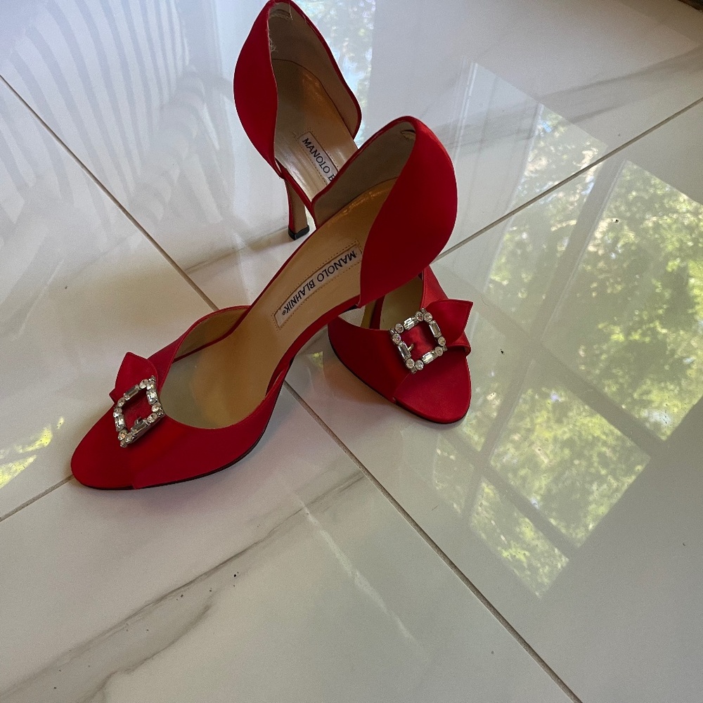 Designer Manolo Blahnik Hangisi Crystal Buckle Red Satin Pump Size 39 Worn Once
